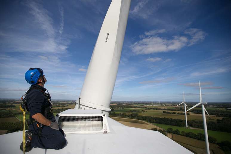 Técnico da Engie verifica torre eólica na Bretanha
REUTERS/Stephane Mahe