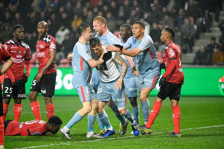 Jogadores do Mônaco comemoram empate no último minuto