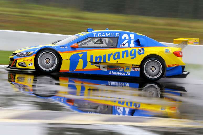 Com chuva no Velopark, Thiago Camilo faz a pole para a 500ª da Stock Car