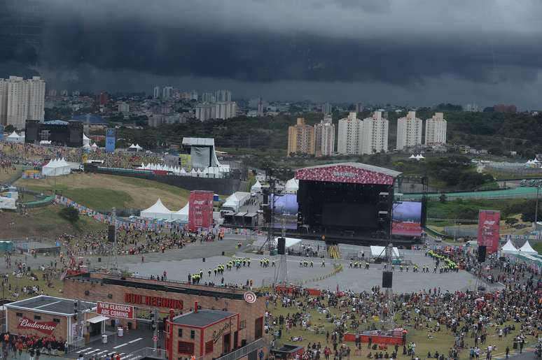 O segundo dia do festival de música Lollapalooza Brasil 2019 foi paralisado na tarde deste sábado (6) por conta do mau tempo. 