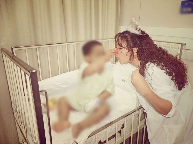 Fernanda pintava o rosto, usava tiaras e nariz de palha&ccedil;o para animar crian&ccedil;as em hospitais de Natal: "Sa&iacute;a feliz"