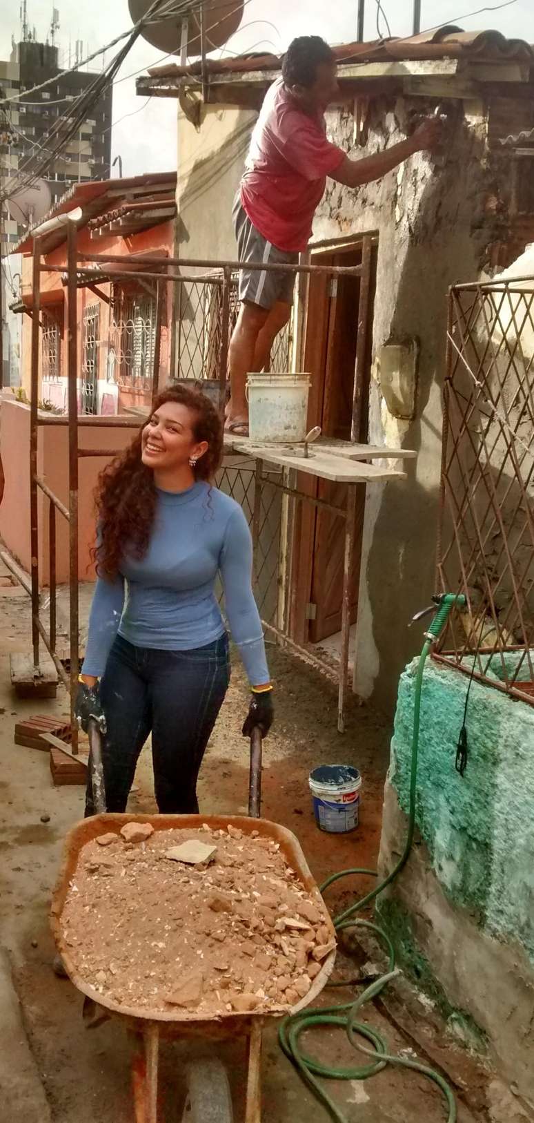 Fernanda se divide entre as obras, o curso de engenharia e trabalhos que realiza em eventos como freelancer