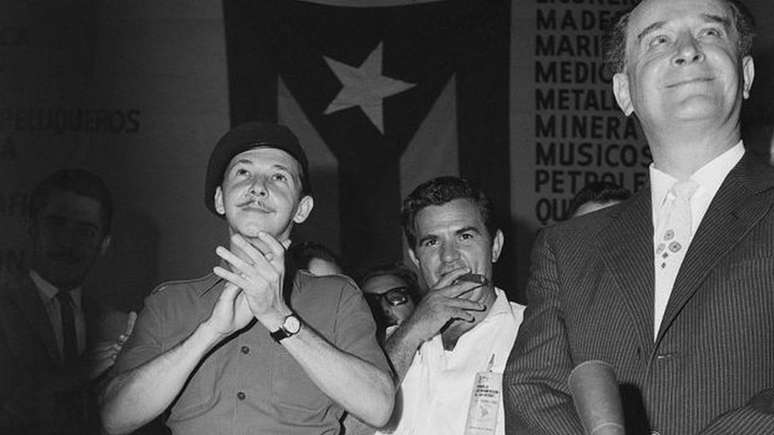 Ra&uacute;l Castro ao lado do presidente deposto da Guatemala Jacobo Arbenz durante um ato em Havana em 1960