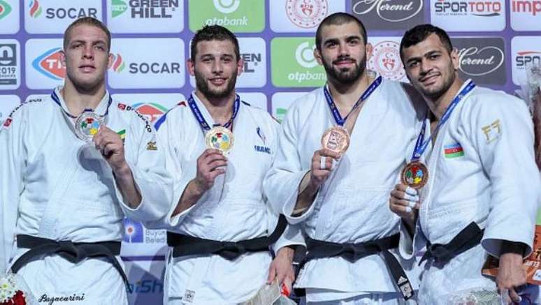 À esquerda, brasileiro Rafael Buzacarini fatura medalha de prata no Grand Prix de Antalya.