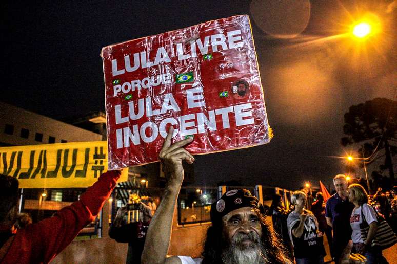 Manifestação a favor do presidente Lula em Curitiba um ano após a prisão