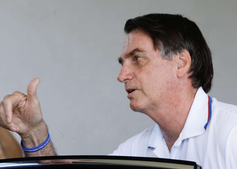 Presidente Jair Bolsonaro conversou com jornalistas ao deixar a residência de um amigo em Brasília (DF), neste domingo (07), onde participou de um churrasco