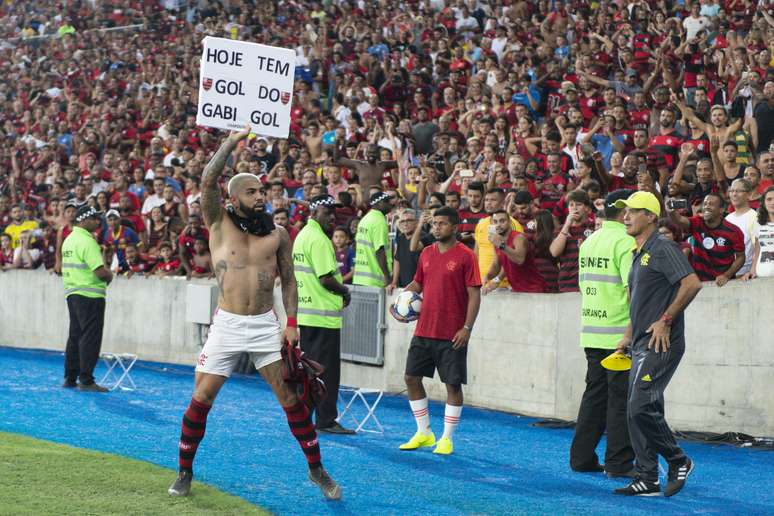 Gabigol comemora com cartaz gol do Flamengo contra o Fluminense pela semifinal do Campeonato Carioca