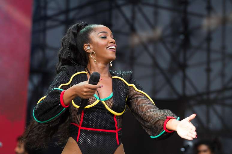 Cantora Iza arrasa no palco Adidas, no último dia do festival