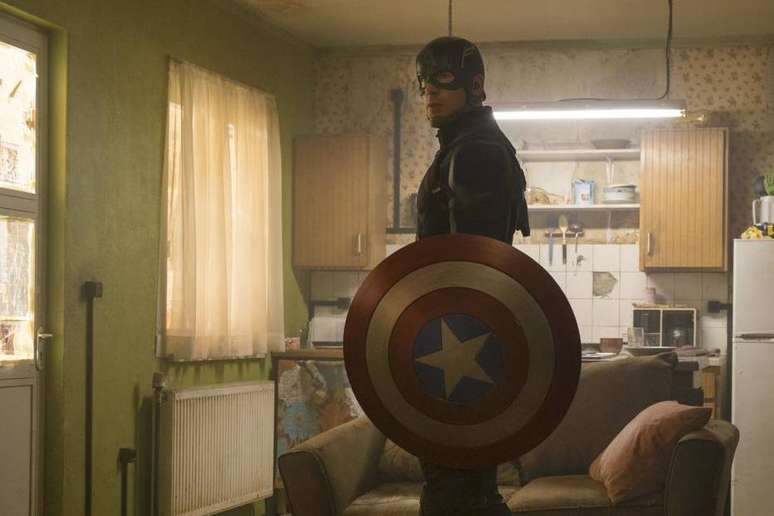 Chris Evans interpreta o Capitão América.