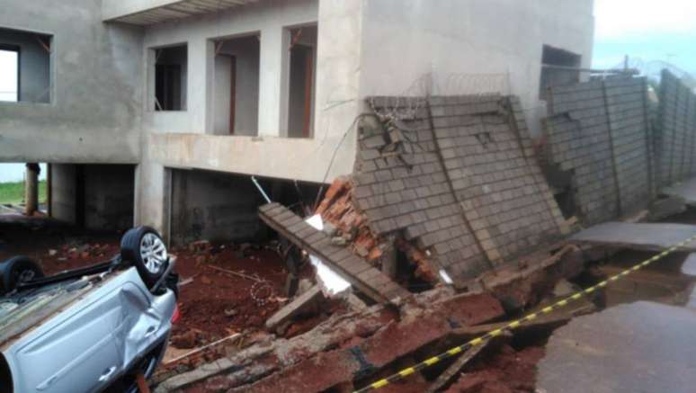 Um carro foi arrastado pela correnteza, que também derrubou o muro de uma casa em obra, em Jaú, região de Bauru, interior de São Paulo. 