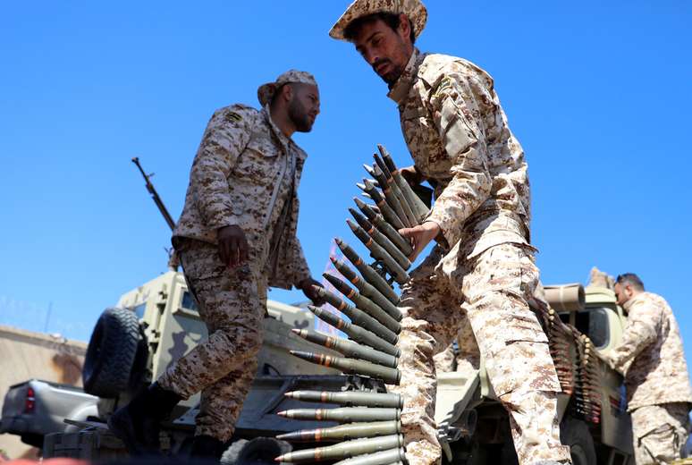 Membro das for&ccedil;as de Misrata prepara muni&ccedil;&atilde;o para combate em Tr&iacute;poli
08/04/2019
REUTERS/Hani Amara  