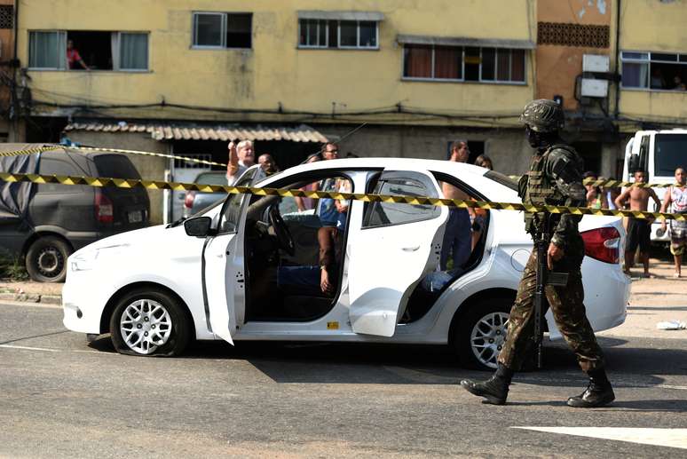 Integrante do Exército caminha próximo a carro em que homem foi morto durante operação militar no Rio de Janeiro
07/04/2019
REUTERS/Fabio Texeira

