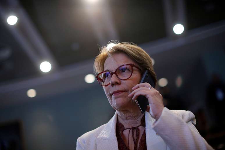 Ministra brasileira da Agricultura, Tereza Cristina, fala ao telefone durante cerimônia da Confederação da Agricultura e Pecuária do Brasil em Brasília
03/04/2019
REUTERS/Adriano Machado