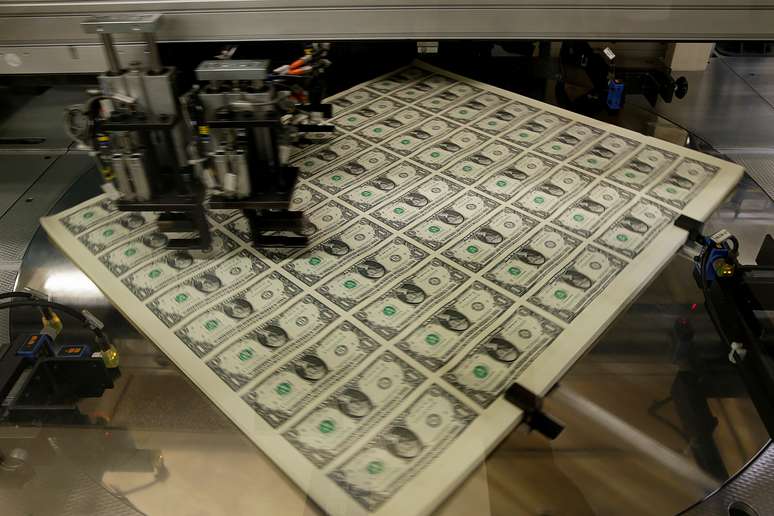 Rotação de notas de um dólar norte-americano durante processo de confecção monetária em Washington
14/11/2014
REUTERS/Gary Cameron/File Photo