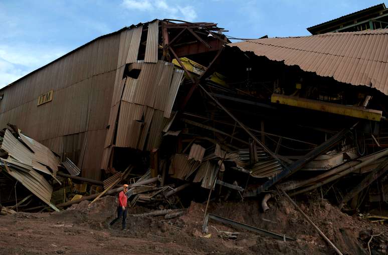 Membro de equipe de resgate caminha próximo a uma estrutura destruída em Brumadinho (MG)
13/02/2019
REUTERS/Washington Alves