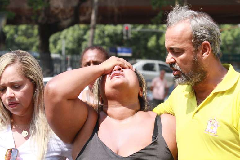 Viúva do músico Evaldo Rosa dos Santos, de 51 anos, morto por militares, chega ao IML do Rio de Janeiro (RJ)