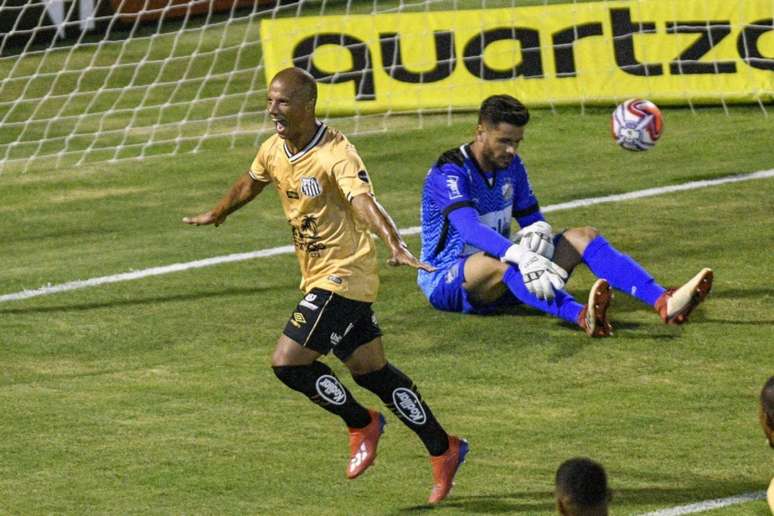 Sánchez converteu a única penalidade a favor do Santos neste ano (Foto: Richard Callis/Fotoarena/Lancepress!)