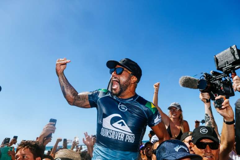Italo Ferreira celebra a conquista da etapa de Gold Coast (Foto: WSL / Kelly Cestari)