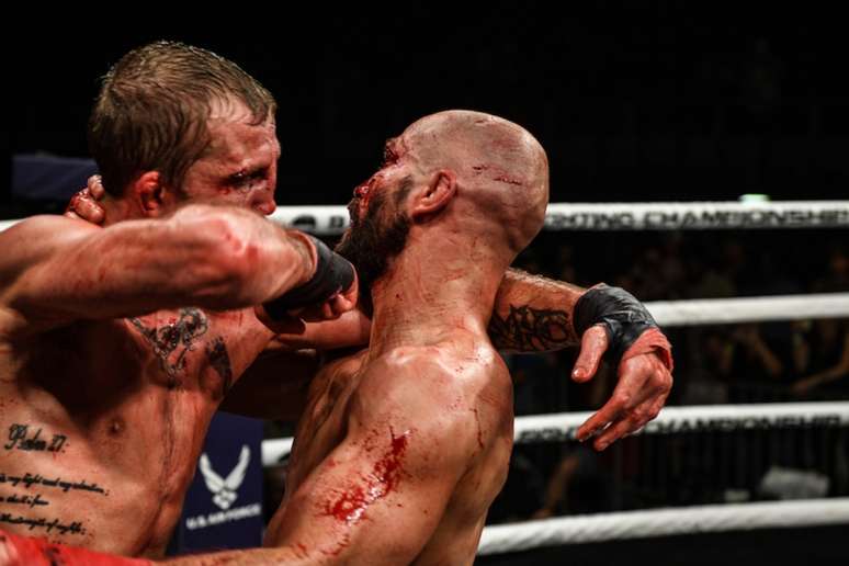 Artem Lobov e Jason Knight fizeram uma guerra sangrenta no Boxe sem luvas nos Estados Unidos (Foto: MMA Junkie)