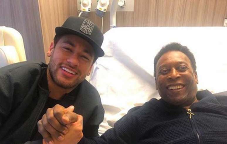 Na Franca Neymar visita Pele no hospital e posa com o rei