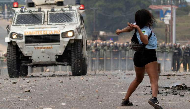 Manifestantes entraram em confronto com forças de segurança venezuelanas nas fronteiras da Colômbia e do Brasil