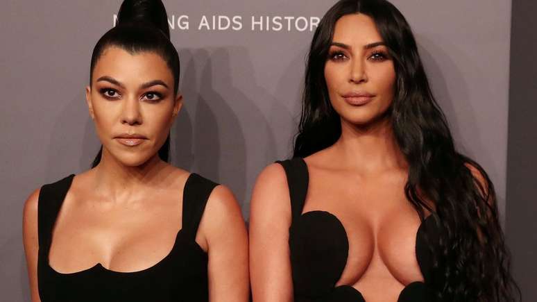 Kourtney Kardashian e Kim Kardashian West; uma tem um blog de estilo de vida; a outra ganha com perfumes e licenciamento