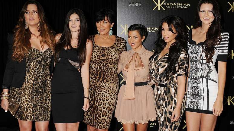 Khloe Kardashian, Kylie Jenner, Kris Jenner, Kourtney Kardashian, Kim Kardashian e Kendall Jenner em foto das primeiras temporadas do reality show; nem todas as empreitadas comerciais deram certo