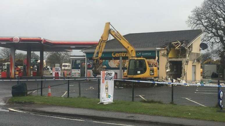 O roubo aconteceu no posto O'Kane's Filling Station, na Irlanda do Norte, e os ladrões deixaram a escavadeira para trás