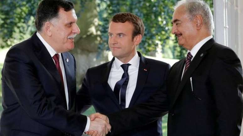 Presidente Emmanuel Macron (centro) tentou mediar encontro entre o primeiro-ministro Sarraj (esquerda) e Khalifa Haftar (direita)