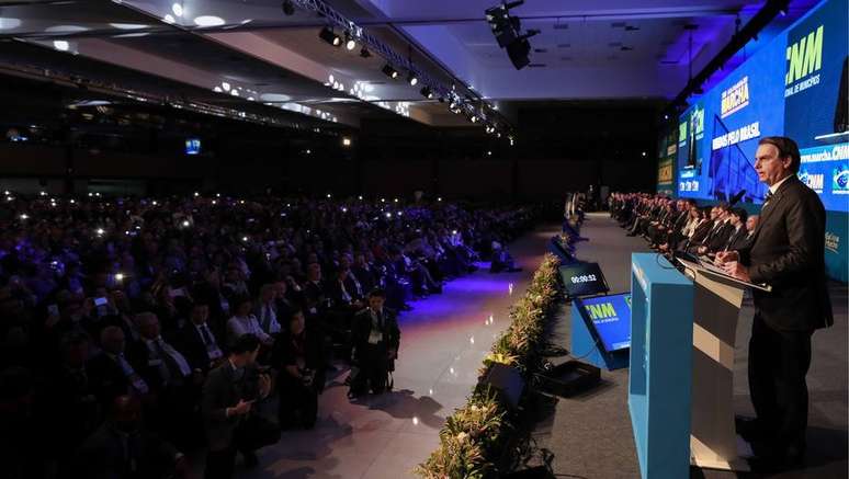 Em evento de prefeitos, Jair Bolsonaro foi aplaudido e chamado de 'mito'.