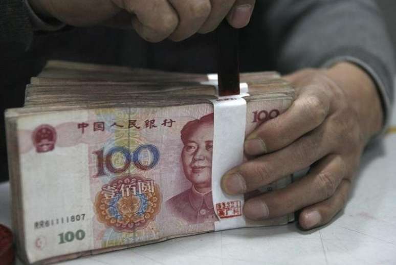 Notas de iuanes em banco comercial em Huaibei, na China
06/04/2011
REUTERS/Stringer