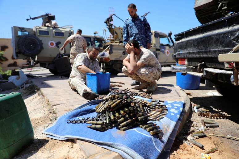 Membros das for&ccedil;as militares de Misrata se preparam para linha de frente em ataque em Tr&iacute;poli
09/04/2019
REUTERS/Hani Amara