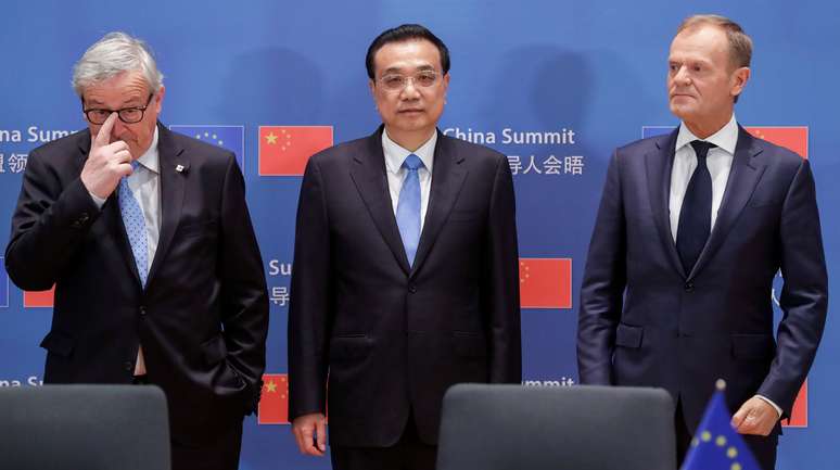Primeiro-ministro chinês, Li Keqiang, entre o presidente da Conselho Europeu, Donald Tusk, e o presidente da Comissão Europeia, Jean-Claude Juncker, em cúpula em Bruxelas
09/04/2019
Stephanie Lecocq/Pool via REUTERS