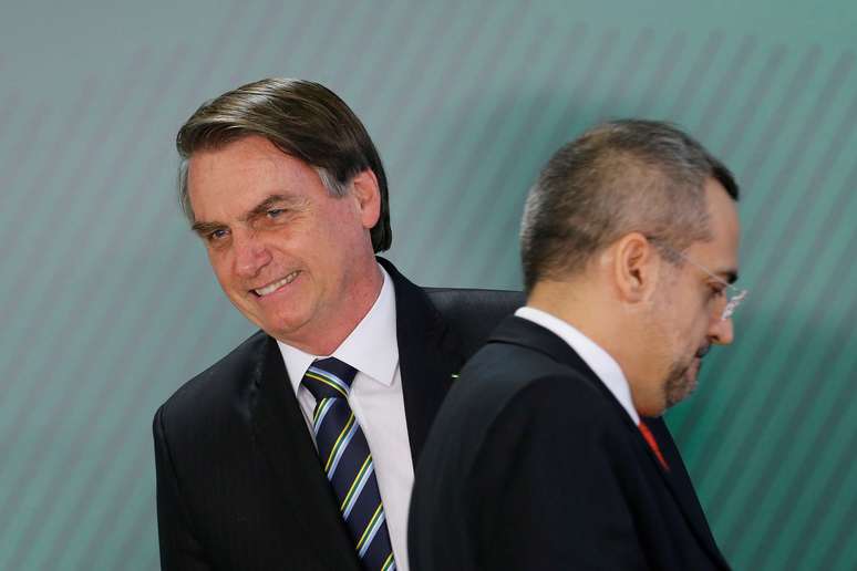 Presidente Jair Bolsonaro e novo minisro da Educação, Abraham Weintraub, durante cerimônia de posse no Palácio do Planalto, em Brasília
09/04/2019
REUTERS/Adriano Machado