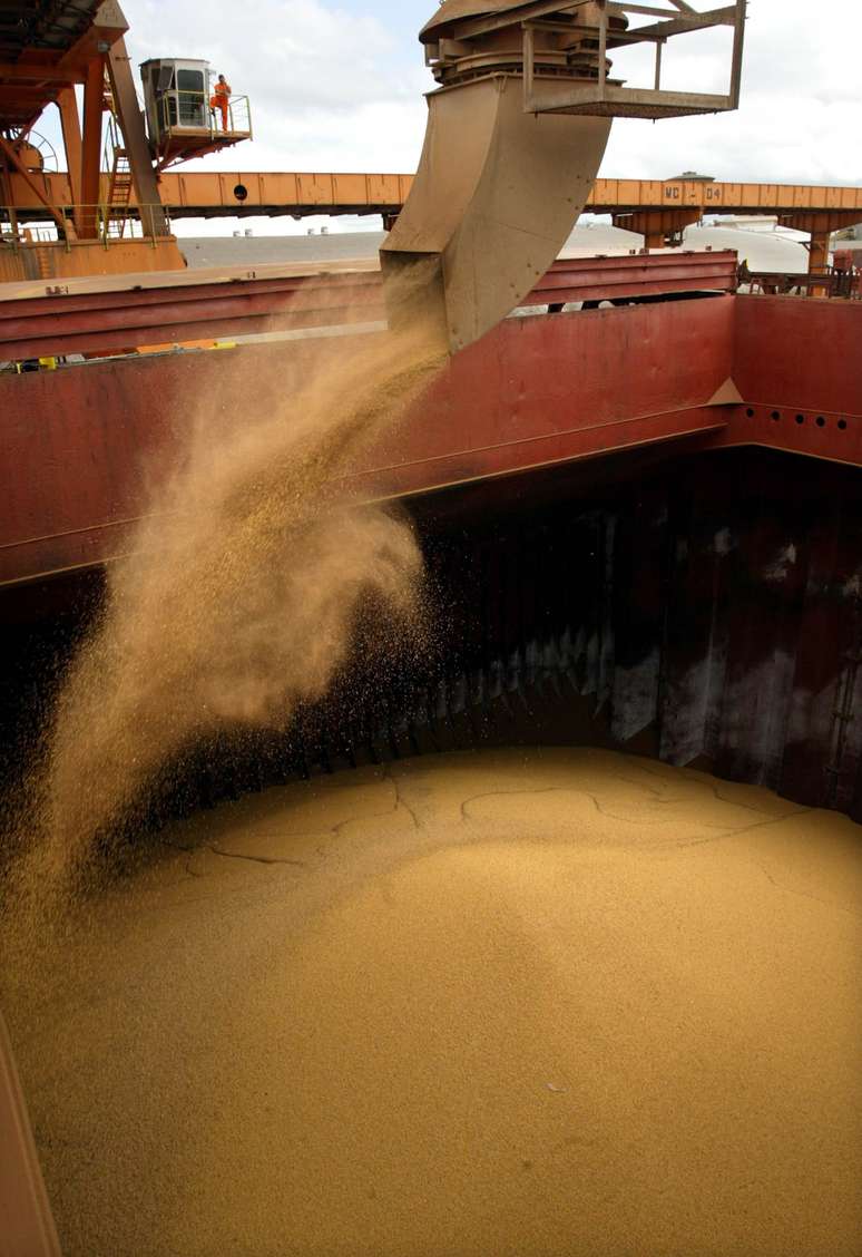 Navio é carregado com soja para exportação no porto de Paranaguá (PR)
27/03/2003
REUTERS/Paulo Whitaker