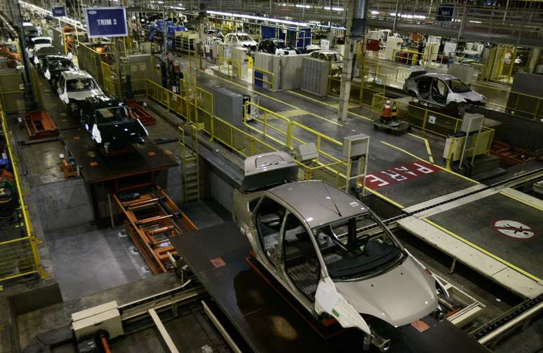 Linha de montagem em f&aacute;brica da Ford em Cama&ccedil;ari
14/11/2007 REUTERS/Paulo Whitaker
