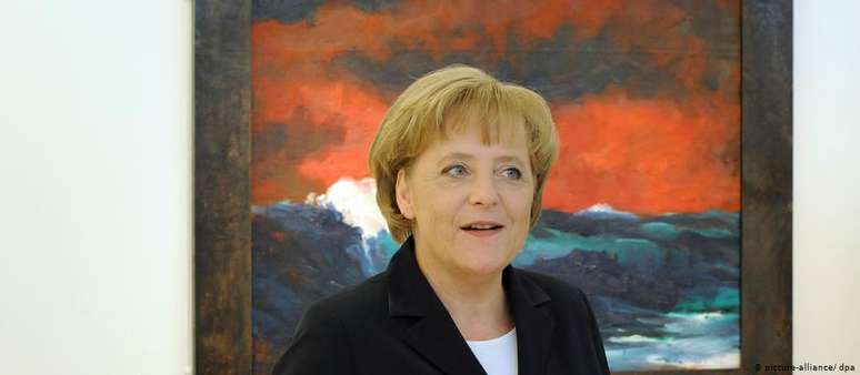 Angela Merkel com um quadro de Nolde ao fundo