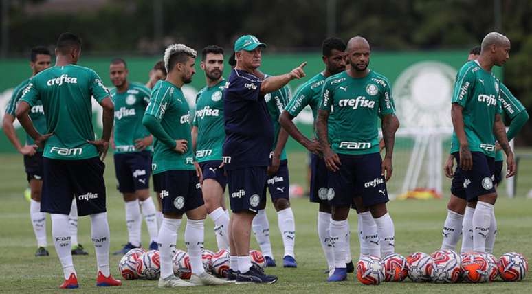 Felipão fez questão de motivar o elenco em reunião nessa segunda-feira (Cesar Greco/Agência Palmeiras/Divulgação)