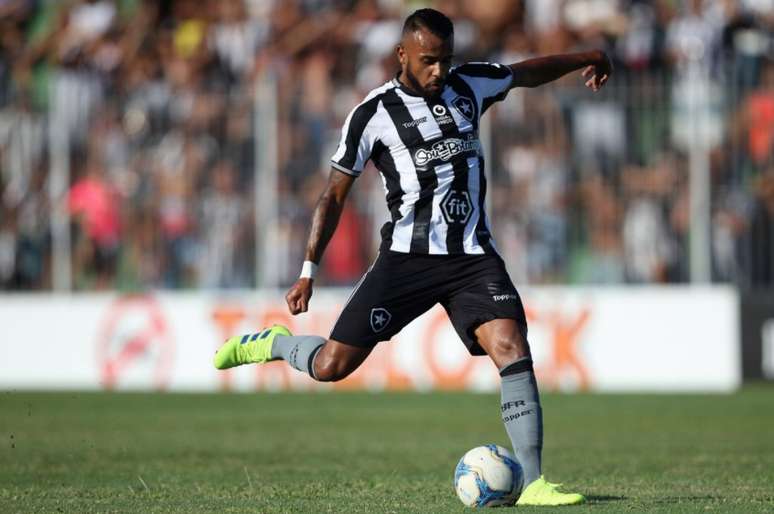 Atualmente, Botafogo estampa "Fit" e "O Vigia de Preço" na camisa (Foto: Vítor Silva/SSPress/Botafogo)