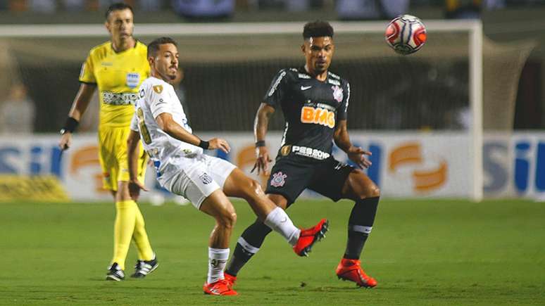 Júnior Urso, o melhor do Timão, disputa bola com Jean Mota durante o jogo (Foto: Luis Moura/WPP/Lancepress!)