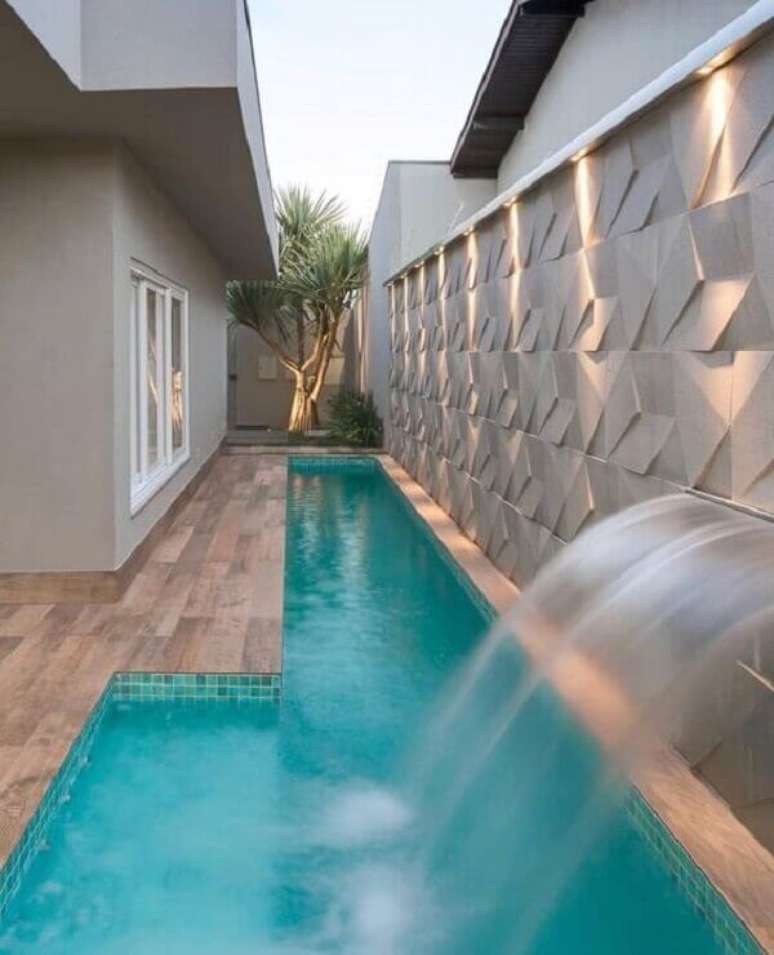 48 – A raia da piscina segue a lateral do terreno. Fonte: Pinterest