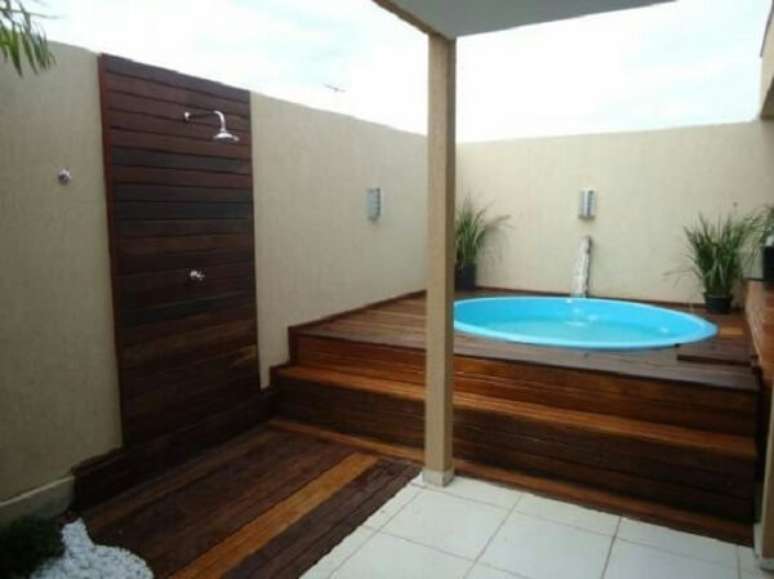 18 – Área de lazer pequena com piscina oval em fibra de vidro. Fonte: Pinterest