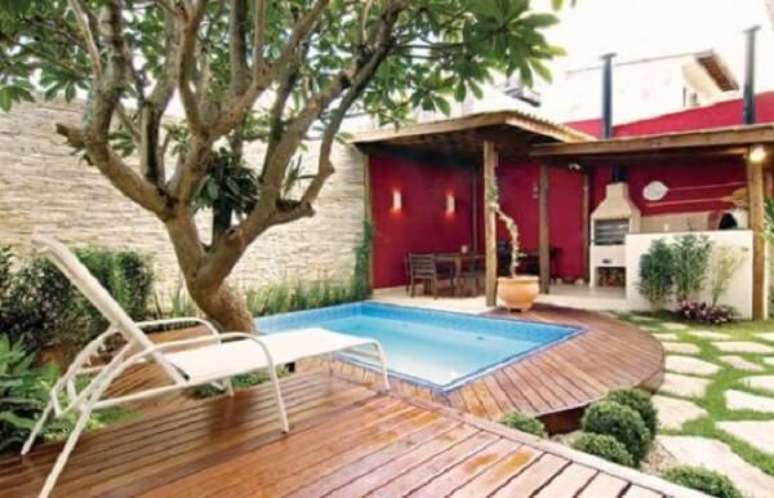 27 – Área de lazer pequena com piscina instalada sob deck de madeira. Fonte: Dcore Você