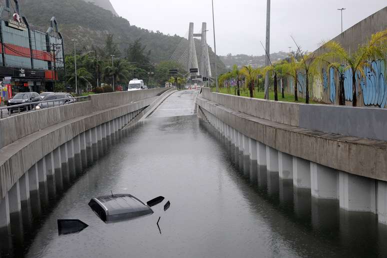 Um carro ficou submerso no mergulh&atilde;o cheio de &aacute;gua na Avenida Armando Lombardi, na Barra da Tijuca, na manh&atilde; desta ter&ccedil;a-feira