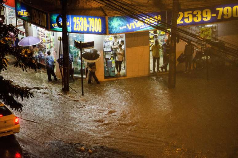 Forte chuva no bairro do Humaitá, Zona Sul do Rio de Janeiro, nesta segunda-feira