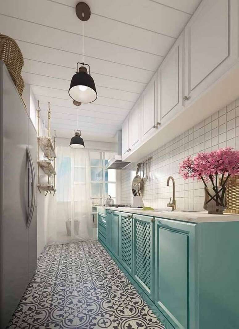 17. Cozinha corredor decorada com armário verde água e piso de ladrilho hidráulico – Foto: Archzine