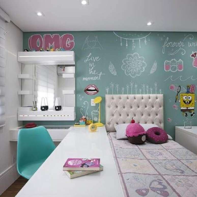 20.&nbsp;Decora&ccedil;&atilde;o para quarto de solteiro com cadeira e parede verde &aacute;gua &ndash; Foto: Yellowhome