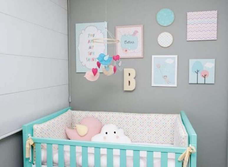 31. Decoração para quarto de bebê com berço verde água e vários quadrinhos na parede – Foto: Casa e Construção