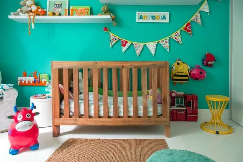 33. Utilize a decoração verde água com um mix de outras cores para um quarto infantil mais divertido – Foto: NaToca Design