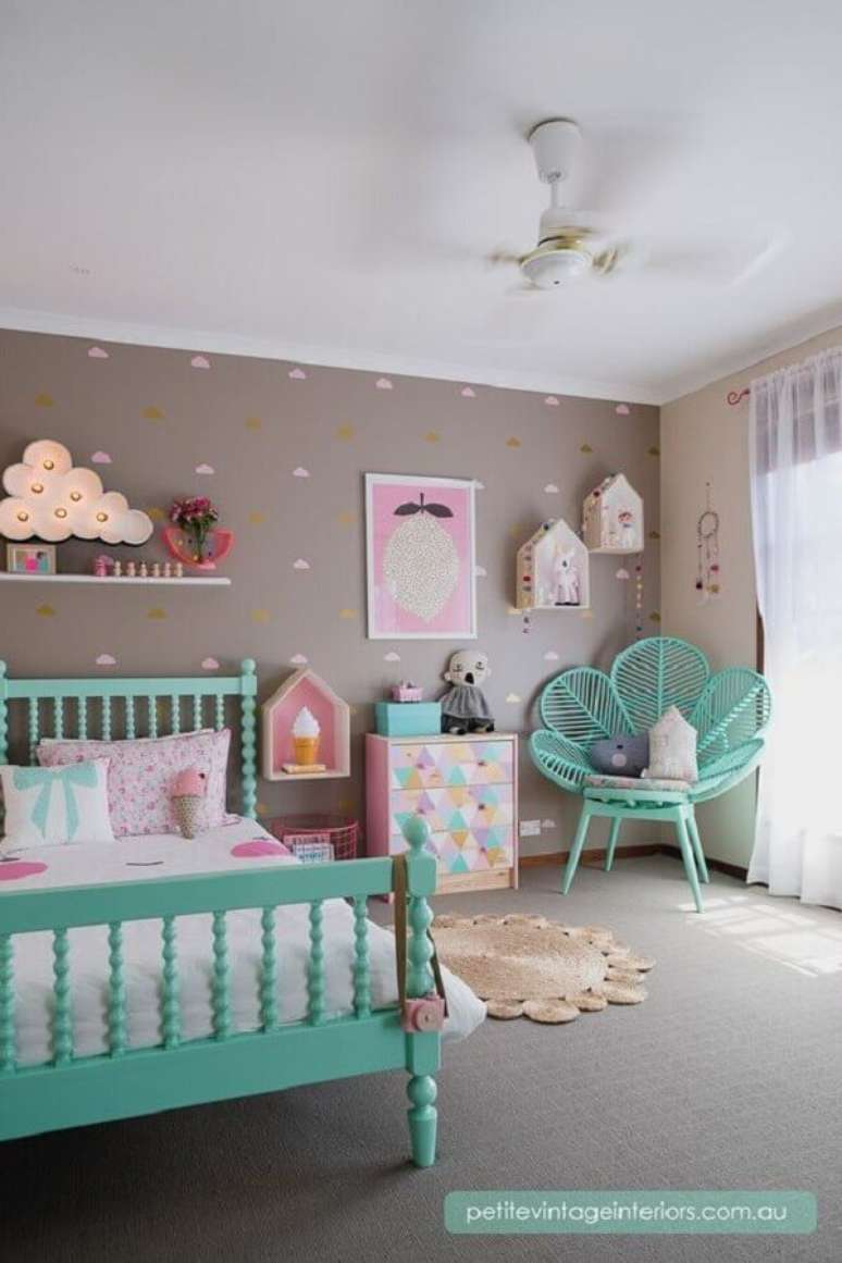 35. Decoração verde água e rosa e cinza para quarto infantil divertido – Foto: Petite Vitage Interiors